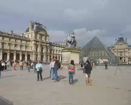 PXL000z1374 La Pyramide du Louvre (1989) au centre de la cour Napoléon
